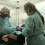 Doctors volunteer to help Americans cut off from health care by the cost | 60 Minutes